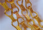 Cornice di catena in alluminio di colore oro usata come divisore di stanza e spazio