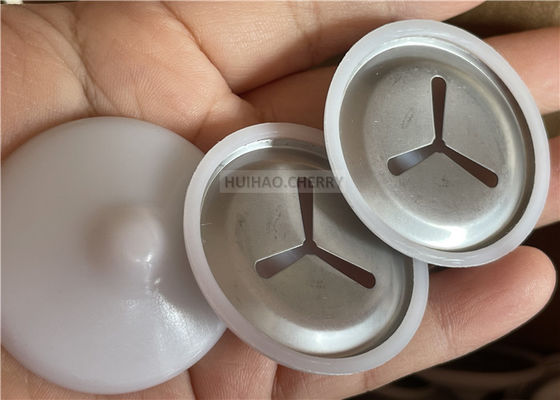 Clip per isolamento acustico in acciaio inox 304 con cappucci in polietilene bianco, montati su perni di saldatura CD da 38mm