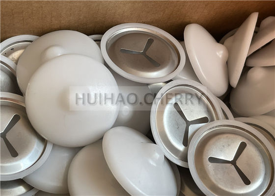 Clip per isolamento acustico in acciaio inox 304 con cappucci in polietilene bianco, montati su perni di saldatura CD da 38mm