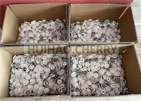 Clip per isolamento acustico in acciaio inox 304 con cappucci in polietilene bianco, montati su perni di saldatura CD da 38mm