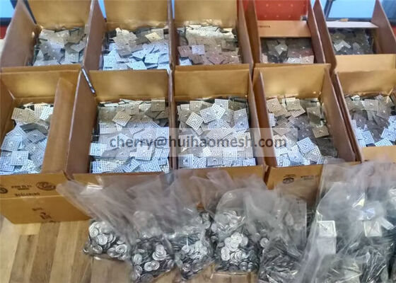 Fabbricazione di dispositivi di fissaggio per pin di isolamento a 12 calibri con base perforata