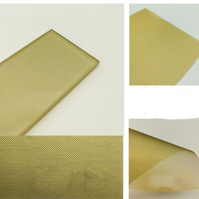 Divisorio in vetro laminato con rete metallica dorata