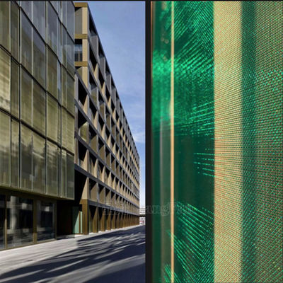 Facciata in vetro laminato con tessuto a rete metallica colorata