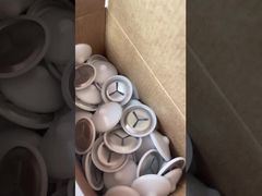 Clip isolanti di dimensioni personalizzabili con o senza cappucci a cupola per il fissaggio dei perni isolanti